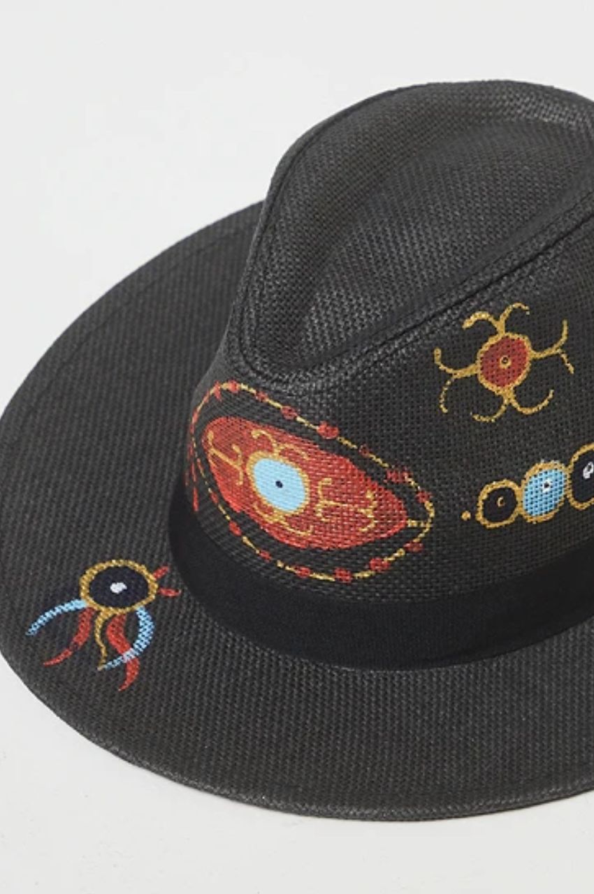 Μαύρο καπέλο με τύπωμα (3)