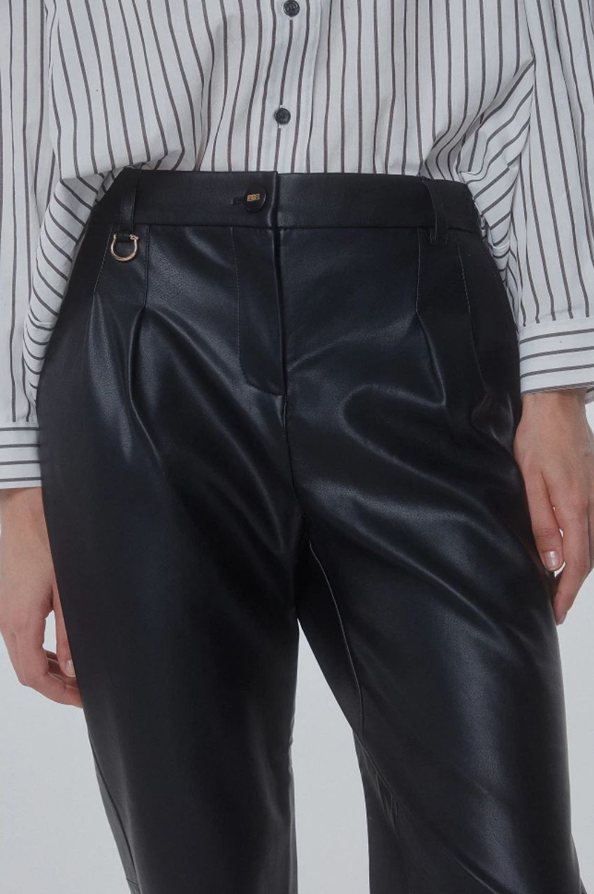 Leather look παντελόνι με λάστιχο (3)